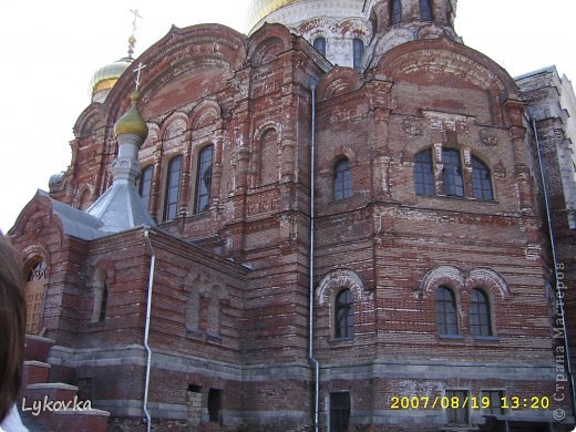 В октябре 1918 г. произошел настоящий разгром Белогорского Свято-Николаевского мужского монастыря самого крупного в Пермской епархии, прозванного Уральским Афоном. Белогорский монастырь находился на территории Осинского уезда, где красный террор отличался невиданной жестокостью. 
Первый удар принял на себя настоятель Белогорского монастыря архимандрит Варлаам. Его пригласили на собрание в Юго-Осокинский завод, где арестовали и отправили в г. Осу. Там игумена в наволочке из грубого полотна утопили в Каме. 26 - 27 октября 1918 г. варварскому разгрому подвергся весь монастырский комплекс. Сняли Царский крест, осквернили Престол (стол, находящийся в середине алтаря, освященный архиереем для совершения литургии), увезли святыни, разгромили библиотеку и монастырские мастерские. Всё монастырское имущество было разграблено. В швальне не осталось даже шила. Расстреляли 36 человек. Монахи были брошены в ямы и залиты нечистотами. 28 октября 1918 г. в Пермь под конвоем доставили 102 белогорских насельника, мобилизованных для принудительных работ. Многие из них погибли или пропали без вести. 

Из работы М.Г.Нечаева "Красный террор и уральское духовенство в 1918г."    
 (фото 10)