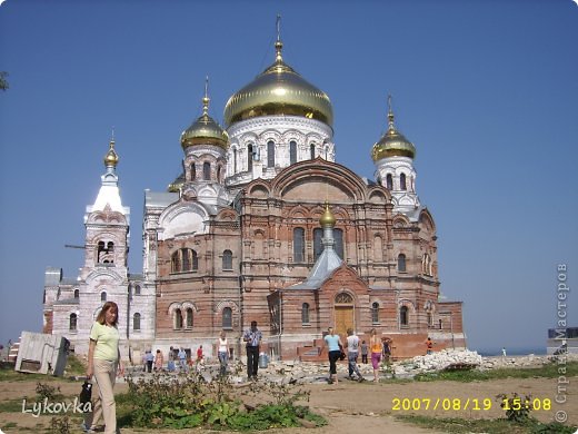 6 мая 1991 года в верхнем храме Крестовоздвиженского собора прошло первое в возрождающемся монастыре богослужение. 15 апреля 1991 года игумен Варлаам (Александр Передернин), с благословения Святейшего Патриарха Алексия II, вступил на пост наместника Белогорского Свято-Николаевского монастыря. Это был самый трудный период начала восстановления Белогорской обители. За короткий срок до своей кончины о. Варлаам II с немногочисленной братией проделали огромную работу. Главное — очищен от десятков тонн мусора огромный Крестовоздвиженский храм. Собрана братия числом в 10 человек. Потекли на Белую гору многочисленные паломники.
В 1995 году благодаря помощи Пермской областной администрации закончено строительство грунтовой дороги к храму, начались работы по реставрации Крестовоздвиженского собора. (фото 12)