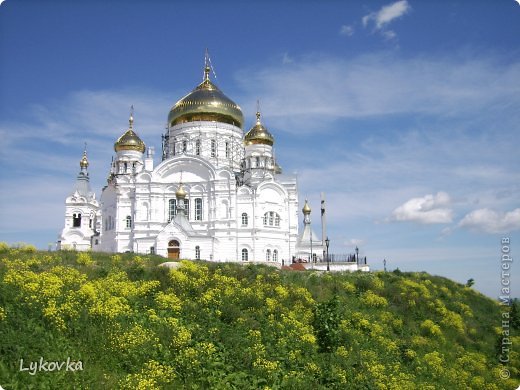 Здравствуйте Мастера и Мастерицы!
Сегодня я с небольшим фоторепортажем.  17 июня я вторично побывала на экскурсии в Белогорском Свято- Николаевском мужском  монастыре.
Первый раз я была в 2007году. За 6 лет произошли значительные изменения, это видно и по фото. Вот только батарейки сели в самый не подходящий момент, фотографий маловато,не передают всей красоты. (фото 1)