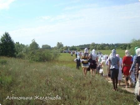 В престольный праздник, это было вчера, служба началась с 7.00. Обычно с освящения воды на источнике, но из-за погоды водосвятный молебен проходил на этот раз в храме. После службы - традиционный крестный ход вокруг поселка, который закончился в 13.30. (фото 17)