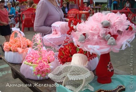 В центре площади расположились местные умельцы. (фото 22)