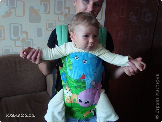 Это не кенгуру, а эргорюкзак! Идею подсказала мне моя малышка, т.к. не хотела уже ни в какую ездить "к миру спинкой". Вот, что и получилось. Выкройку подсказала гостья по предыдущему моему рюкзачку Leonardeska. (фото 1)