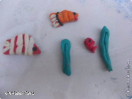 Лепим рыбок из пластилина и водоросли из пластилина. (фото 9)