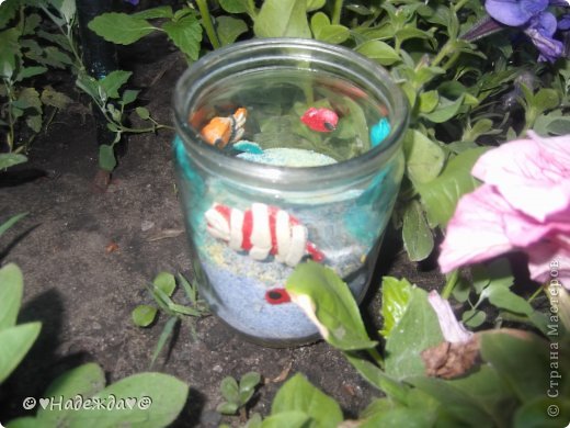 Для натуральности, насыпаем на дно баночки обычный песок, затем прилепим рыбок и водоросли к стенкам банки. Потом насыпаем соль. (фото 10)