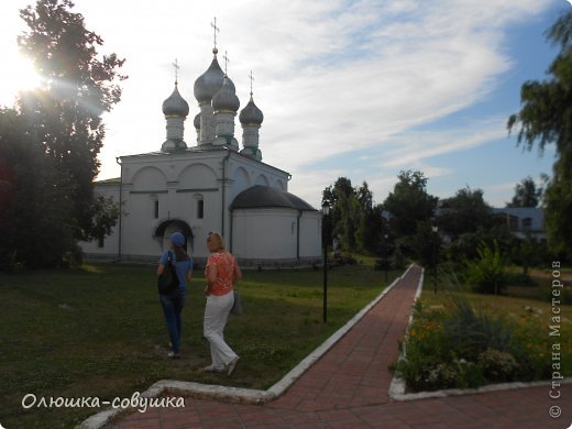 Это мы с сестрой гуляем по территории монастыря... (фото 17)