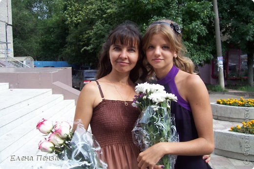 а это мы вдвоем, мне она плела косу "водопад" и закручивала локоны, но из-за дождя все немного упало, но все равно было красиво (фото 21)