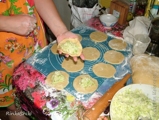 Раскатали кусочек теста, вырезали кружки любимой чашкой, ложку начинки  (фото 18)