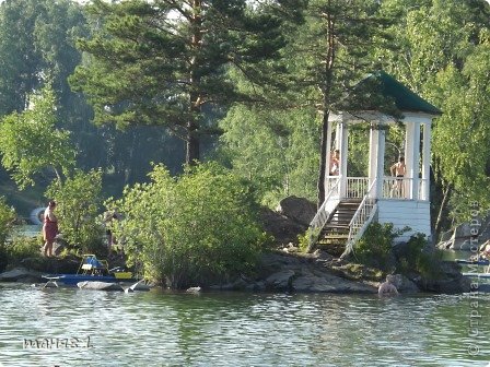 Беседка влюбленных на озере Ая. Находится на островке в центре озера. (фото 6)