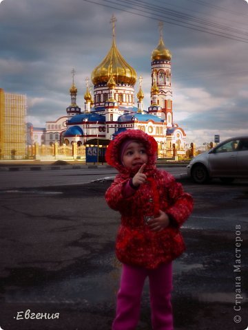 А это моя доченька,которая называет собор "НАША ЦЕРКОТЬ",где бы не увидела купола-так и кричит. Она очень любит слушать звон колоколов (фото 20)