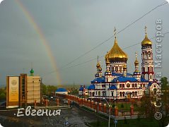 Здравствуйте дорогие жители и гости СМ!!!!!
Очень хочу поделиться с вами  достопримечательностью нашего города!!!!!
Это самый большой в Сибири собор ,названный  Собором Рождества Христова,который находится в г. Новокузнецке.

Православное сооружение возвели в память всех погибших горняков кузбасского региона. Открытие состоялось 23 августа 2012г. 
 На торжественном открытии присутствовали Губернатор области Аман Тулеев и митрополит Кемеровский и Прокопьевский Аристарх, который и провел первую службу.

Собор Рождества Христова стал настоящим украшением Орджоникидзевского района. И меня очень радует,что я живу рядом с такой красотой....
Часто ходим с доченькой в храм поставить свечи....


По замыслу собор строился в память погибших горняков "Зыряновской" шахты, но со временем он стал памятью всех погибших шахтеров Кузбасса. В книгах, которые хранятся в храме, собраны фамилии более 15 тысяч человек, которые погибли, добывая черное золото.

Аман ТУЛЕЕВ, Губернатор Кемеровской области: «Но теперь это будет храм в память уже обо всех погибших горняках нашего Кузнецкого края. Храм, который станет утешением для всех, кто потерял в кузбасских шахтах родных и близких." 
Внутри установлен памятный канун с именами погибших кузбасских горняков. У кануна восемь углов – ровно столько лучей, сколько у Вифлеемской звезды, которая зажглась на небе, когда родился Господь – Иисус Христос. В каждой нише поминальная книга, всего 8 книг, в них имена всех погибших горняков Кузбасса, начиная с 1920 года. Всего на сегодняшний день записано 15 806 горняков. Вот теперь у каждого шахтерского города есть своя книга памяти».

Первую службу в храме провел митрополит Аристарх.  (фото 1)