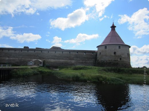 Недалеко от Санкт- Петербурга , в часе езды, находится город Шлиссенбург...О нем рассказывать ничего не буду- потрясли в прямом и переносном слове дороги))) От него , сев на моторную  лодку( уже  приключение), можно добраться до острова  Ореховый.  Остров небольшой, всего 200 на 300 метров, располагается в истоке Невы из Ладожского озера.
Вот мы и на причале. При входе в крепость располагаются кассы. Оказалось, что экскурсия входит в стоимость..
 (фото 2)