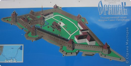 Крепость, занимающая всю территорию острова, имеет в плане форму неправильного треугольника, вытянутого с востока на запад.
По периметру крепостных стен располагаются пять мощных башен, из которых одна четырехугольная - Воротная, остальные круглые. Внутри крепости, в северо-восточном ее углу, возвышается укрепление - цитадель, в которой до наших дней сохранилась одна из трех древних башен.
(фото 4)