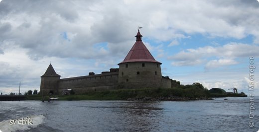 Здравствуйте, дорогие мои! Соскучилась ужасно по всем. Но на то и лето, чтобы отдыхать , общаться , получать новые впечатления. Давно я вас не приглашала прогуляться с нами..Но это не значит, что не чего показать..Исправляюсь))

Самым ярким впечатлением этого лета останется для меня посещение крепости Орешек. Может быть потому, что среди дождливых питерских дней именно этот день оказался теплым и безоблачным...Может быть потому, что на остров можно добраться только на лодке

 На этом острове каждый найдет для себя что-то интересное- для детей и взрослых увлекательное путешествие в прошлое, где каждый камень может многое рассказать и о стародавних временах, и о революции, и о войне. А можно просто погулять и полюбоваться потрясающими видами...

Итак, начнем... (фото 1)