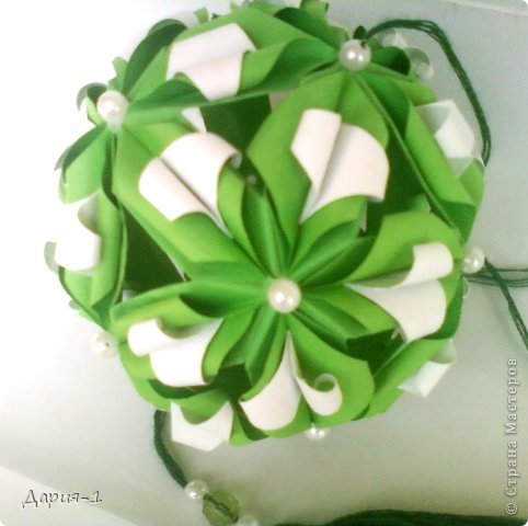 Firefly variation
Designer: Ekaterina Lukasheva
Units: 30+30
Paper: 8*8, 4*4 cm
Joint: no glue
http://kusudama.me/#/?diagram=true& (фото 18)