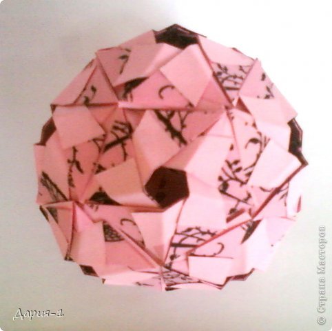 Name: Quasar
Designer: Natalia Romanenko
Units: 30
Paper: 6*9 cm (2:3)
Joint: no glue
http://kusudama.info/2013/02/quasar-tutorial/ (фото 14)