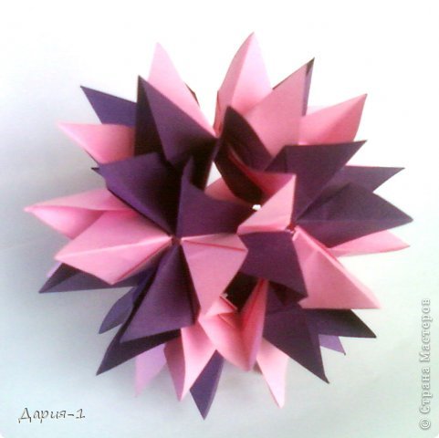 Name: Gardenia
Designer: Natalia Romanenko
Units: 30
Paper: 5*10 cm (1:2)
http://kusudama.info/2013/08/gardenia-tutorial/ (фото 2)