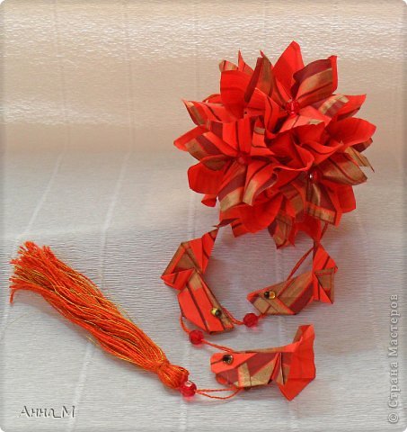 Всем доброго времени суток! 
Name: Poseidon
collection "Ribbon Flowers"
Designer: Uniya Filonova
Units: 30
Paper: 3*15 cm (1:5)
Final height: ~ 10,5 cm
Joint: no glue
МК https://podjem-tal.ru/node/608358
