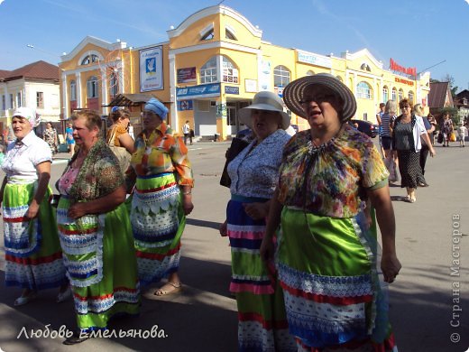 По ярмарке ходили фольклорные ансамбли с песнями и частушками. (фото 20)