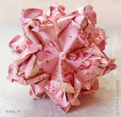 Lathyrus
Designer: Ekaterina Lukasheva 
Parts: 30
Paper's size : 10 x 5 cm
Joined with : nothing
Final height: 9 cm
схема: http://kusudama.me/static/share/Latyrus.pdf
