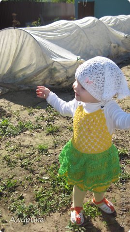 Нарядила мама дочку в новый сарафанчик.
Ой плясала-танцевала наша Поля-зайчик))) (фото 1)