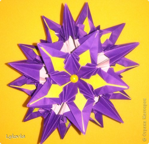  схема : http://www.kusudama.me/#/Crocus
А здесь я поиграла со цветом. (фото 6)