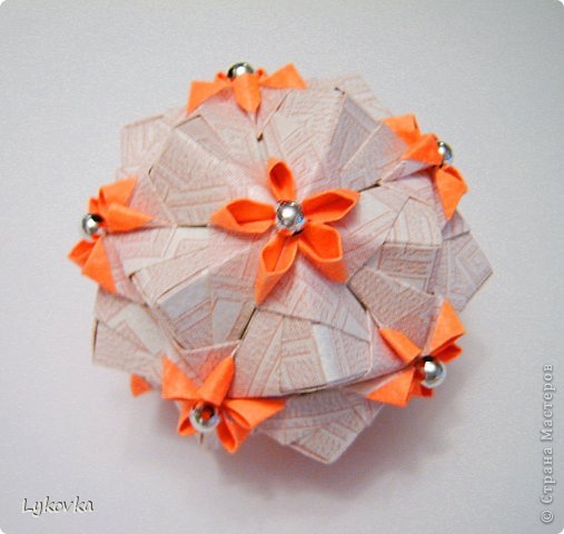 Floret
модулей 30
размер бумаги 9 * 9 см
итог около 10 см
туториал: http://kusudama.info/2011/11/sonobe-variation-3/#more-252
Собирала во время флешмоба. (фото 4)