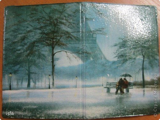 Jeff Rowland. У него замечательные романтические картины под дождем. Не смогла пройти мимо...
Двое под зонтом и дождь в Париже,
Ветер, искры глаз и это счастье.
Двое под зонтом и дождь в Париже…
Значит, надо было повстречаться.
Значит, где-то встретились планеты,
А Фортуна кистью по ладоням.
Терпкое вино из сожалений
Вам пока бокалы не наполнит.
Гороскопы где-то угадали
Рейсы самолетов без задержки.
И танцуют танго до упада,
Танго поцелуев сумасшедших…
А в Париже дождь…
Ксения Байкальская. (фото 10)