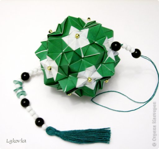 Gracked sonobe
модулей 30
размер бумаги 3,75 * 7,5 см
итог около 8 см
туториал: http://kusudama.info/2012/07/cracked-sonobe-tutorial/#more-1854
Это мой  "долгострой" бумажку  нарезала одновременно на две кусудамы. Одну собрала и показала, а вторая так и осталась не собранной.  (фото 5)