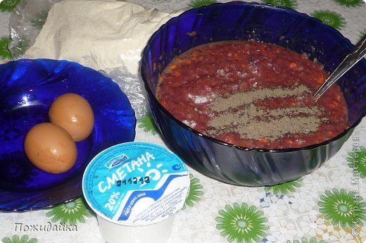 добавляем 2яйца,2ст.ложки сметаны,соль,перец по вкусу и самое главное манку 4стол.ложки (фото 4)