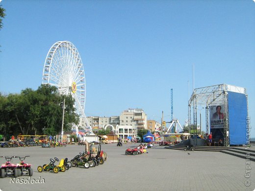 На площади много атракционов, детский автопарк, сцена для приезжающих звёзд (фото 18)