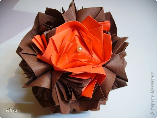 Name:Fluffy Rose ,Designer: Natalia Romanenko , Units:30 , Paper:6*10 sm(3:5) , Final height: 8 см, http:// kusudama.info/2013/08/fluffy-rose-tutorial/ (фото 1)