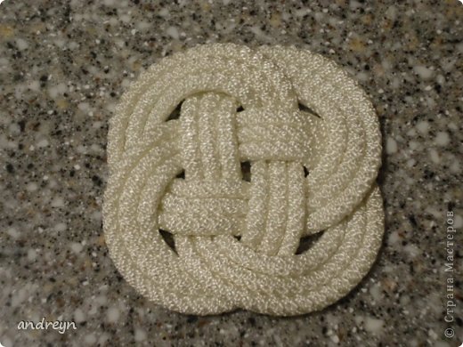 Это Carrick Bend Mat,
плетение тут http://www.animatedknots.com/carrickmat/index.php?Categ=decorative&LogoImage=LogoStormdraneBlog.jpg&Website=stormdrane.blogspot.com (фото 3)