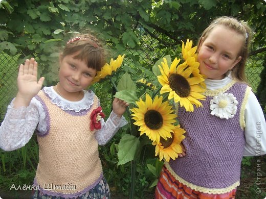 Всем привет ! Дорогие мои  соседи по Стране ,вот наконец - то   и до жилеточек дошли руки  . Очень трудно поймать моих моделек ( школа у нас уже в разгаре ) . Но сегодня удалось . А как получилось - судить вам . (фото 1)