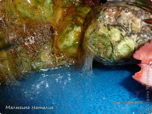 Камни - это пена, я её обклеила салфетками,  раскрасила акварельными красками, и сбрызнула лаком. Вода - клей титан, под водой голубой картон. Песок - это кукурузная крупа. (фото 17)
