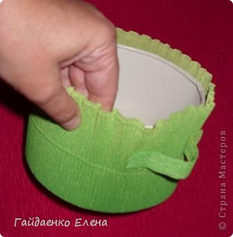 Приклеиваем ручки к кастрюле. Края кастрюли можно было оставить ровными, но у нас ведь не совсем обычная кастрюля :)))) (фото 20)