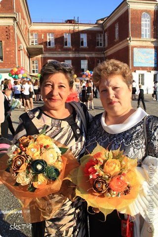 Зато, есть фотография моей мамы ( слева) и родной сестры мужа (справа), которые с удовольствием позировали с букетиками))) (фото 15)