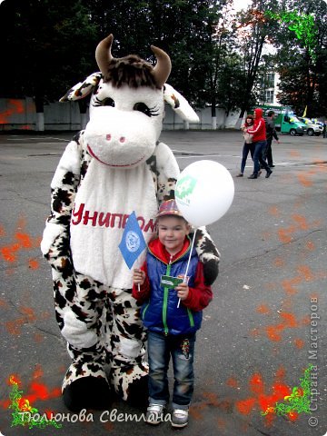 Зато до начала концерта мы успели сфотографироваться с симпатичной коровой. (фото 3)