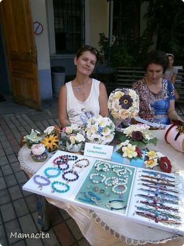 Анна Сематкина с великолепными композициями из полимерной глины и яркой бижутерией. Даже я не удержалась и приобрела себе два очаровательных браслетика... (фото 26)