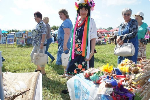 девочки,конечно хвастаться не хорошо,но я очень рада что посетила это великолепное,потрясающее,красочное мероприятие,нахожусь под впечатлением по сей день:))костюм лентами расшивала тоже я, и венок сделала