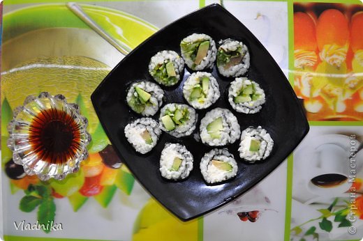 Очень вкусно: роллы с салатом "Чука".
Здесь роллы с чукой и огурцом, с огруцом и творожным сыром. (фото 2)