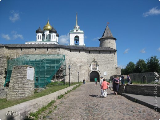 Псковский кремль, это несколько кругов стен вокруг троицкого собора.  (фото 1)