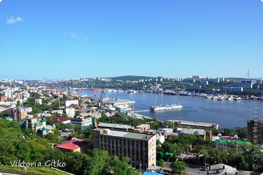 Вид с видовой  площадки улицы Светланской  и через пролив район Чуркин (фото 1)