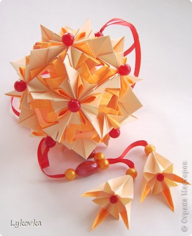 Привет Всем!
Вот и моя участница ФМ -Лилиан 
Кусудама: Lilian Yayoi    МК- http://entrevalesemontanhas-origami.blogspot.com.br/2012/05/kusudama-lil...

Автор:Carla Godoy
модулей 30
 бумага 9*9 см итог около 12 см

