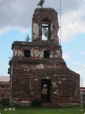 Руины Иоанновского собора. Архитектор А. Е. Штауберт, 1828 год.
 В нем находится мемориальный комплекс. (фото 3)