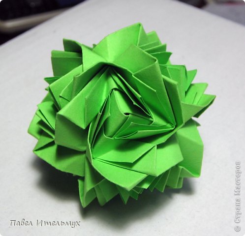 Designer: Natalia Romanenko
Units: 12
Paper: 4.2*7cm (3:5)
Final height: ~ 4.5 cm
Joint: no glue
