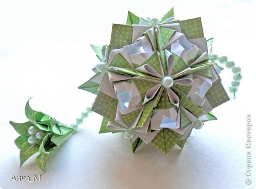 Lilian Yayoi
Designer: Carla Godoy
Parts:30
Paper: 7.5*7.5 см
Final height: ~ 10 cm
Joint: no glue
Туториал: http://entrevalesemontanhas-origami.blogspot.com.br/2012/05/kusudama-lil...
На обвесе - лилия по МК https://podjem-tal.ru/node/17089