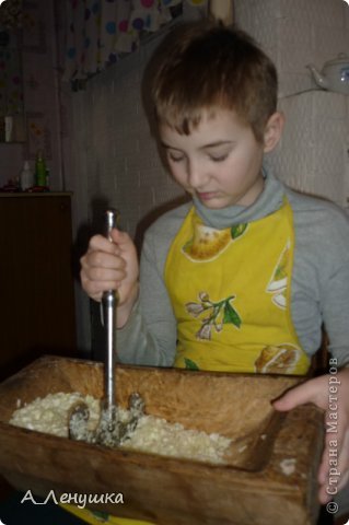 Готовим начинку. Здесь вариантов множество. Единственным неизменным элементом является большое количество яиц. Яичной смесью разводят 1) фарш из вареного мяса, 2) вареные грибы, 3) капусту, 4) картофельное пюре и даже такой экзотический и для многих наверняка неизвестный продукт, который у нас называется- пестики( на самом деле это соцветия хвоща полевого). Подробности с фотографиями выставлю весной:). По вкусу добавляют лук, соль, приправы и подмешивают бульончик или молоко.  (фото 9)