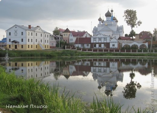 При реке Мяделке, на правом её берегу, некогда стояла не сохранившаяся до наших дней деревянная мельница "о двух поставах". Водяная мельница представляла собой вытянутое вдоль реки небольшое прямоугольное сооружение, крытое гонтом и повёрнутое фасадом к улице. Нынешнее каменное здание мельницы стоит на том же месте, где прежде было деревянное, сгоревшее во время большого городского пожара в 1815 году. В конце 19 века началась перестройка водяной мельницы и начало 20 века она встретила уже обновлённой - трёхэтажным каменным зданием (на фото первое слева). В 1956 году мельница перестала функционировать (из-за неопытности молодого мельника жернова вышли из строя) и сейчас в здании находится Дом ремёсел "Стары млын"... (фото 35)