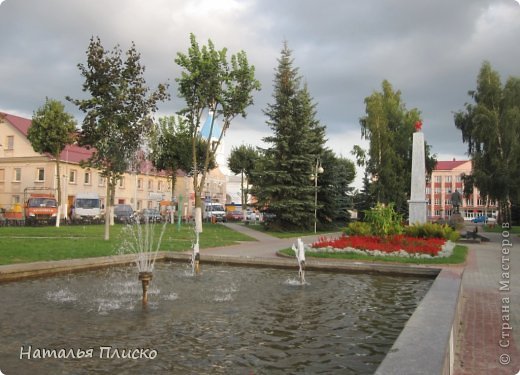 Рыночная площадь (так прежде называлась центральная площадь города, ныне площадь Ленина) сформировалась задолго до Антония Тызенгауза. В 1628 году она была центром Постав и здесь располагались костёл с плебанией, шесть дворов торговцев и ремесленников, а также корчма. К площади сходились четыре улицы. После того, как Поставы перешли во владение Антония Тызензауза, площадь преобразовывается - это уже ансамбль каменных сооружений в стиле барокко. Сегодня уцелела лишь третья часть от прежней площади - восемь построек, из них пять ремесленных домов, дом для заезда, лечебница и школа. Центральное место на площади занимал рынок... (фото 31)