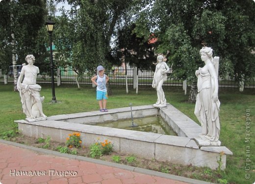 На окраине города, в южной его части расположился дворцово-парковый ансамбль, заложенный в середине 18 века на левом берегу Мяделки графом Антонием Тызенгаузом. В инвентаре 1783 года описаны два каменных одноэтажных дворцовых флигеля - кухонный и конюшенный. При Софии Хоминской, племяннице Антония Тызенгауза, дворцовый комплекс дополнился ещё двумя флигелями. Связать четыре отдельных стоящих корпуса в единое целое предстояло Игнатию Тызенгаузу, сыну Михала, родного брата Антония. "Квадрат" создавали северный, восточный (соединительный) и южный одноэтажные корпуса, а также ограда с брамой с западной стороны. При Константине Тызенгаузе была произведена реконструкция комплекса: к северному флигелю достроен "подъезд с колоннадой, смотрящей на местечко"... (фото 37)